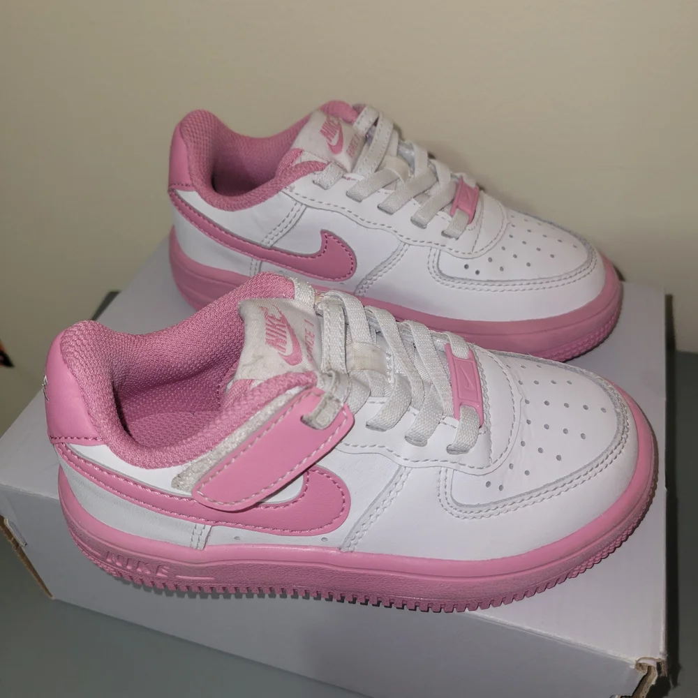 Girls Nike Air Force 1 Low Pink and White Sneakers - Picture 6 of 8